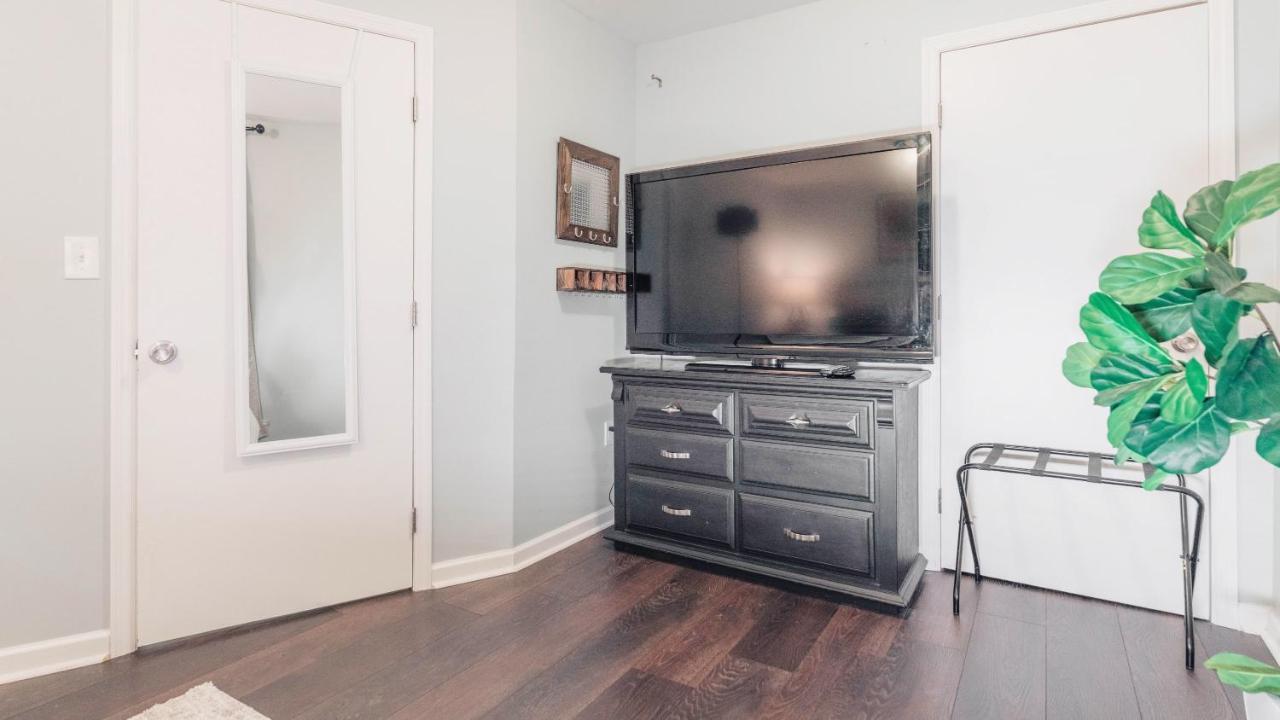 King Bed Open Floorplan In Heart Of Bham Villa Birmingham Bagian luar foto